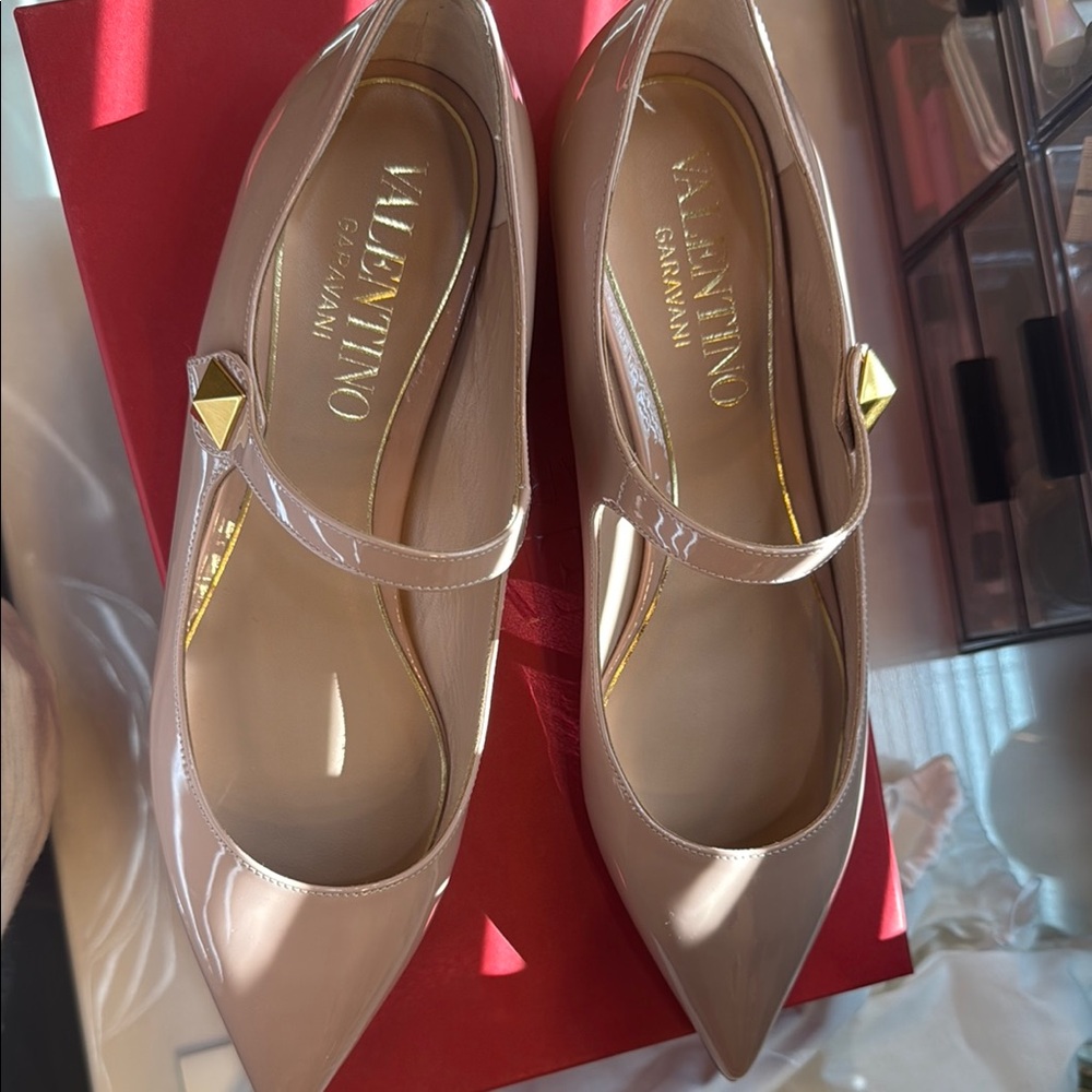 Valentino Cream and Gold Heels with Stiletto Design